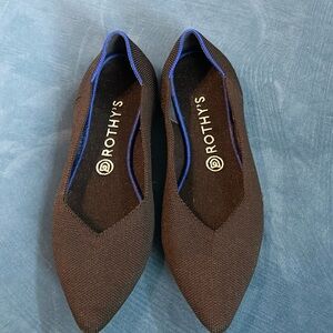 Super cute Rothy’s pointed toe black flats.  Size 91/2